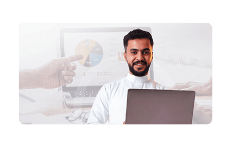 مستشار تسويق يناقش خطة مع صاحب مشروع ناشئ